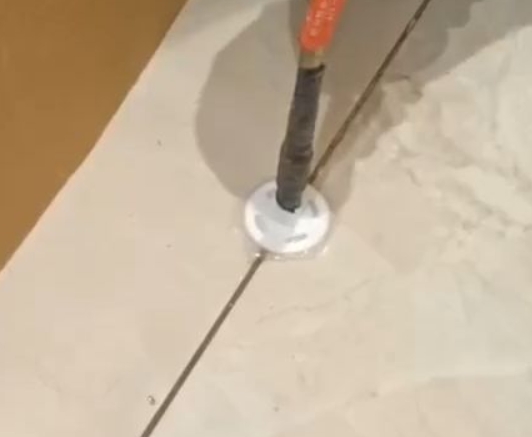 常州瓷砖空鼓维修公司专业解答瓷砖在铺贴过程中，如果没有涂抹均匀到位的粘结材料（如水泥砂浆或瓷砖胶），可能会导致以下问题