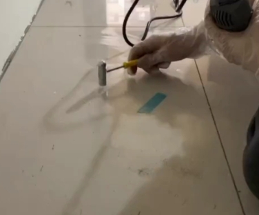 常州瓷砖开裂维修公司专业分享瓷砖在铺贴前如果没有沥干水分，将会导致以下问题